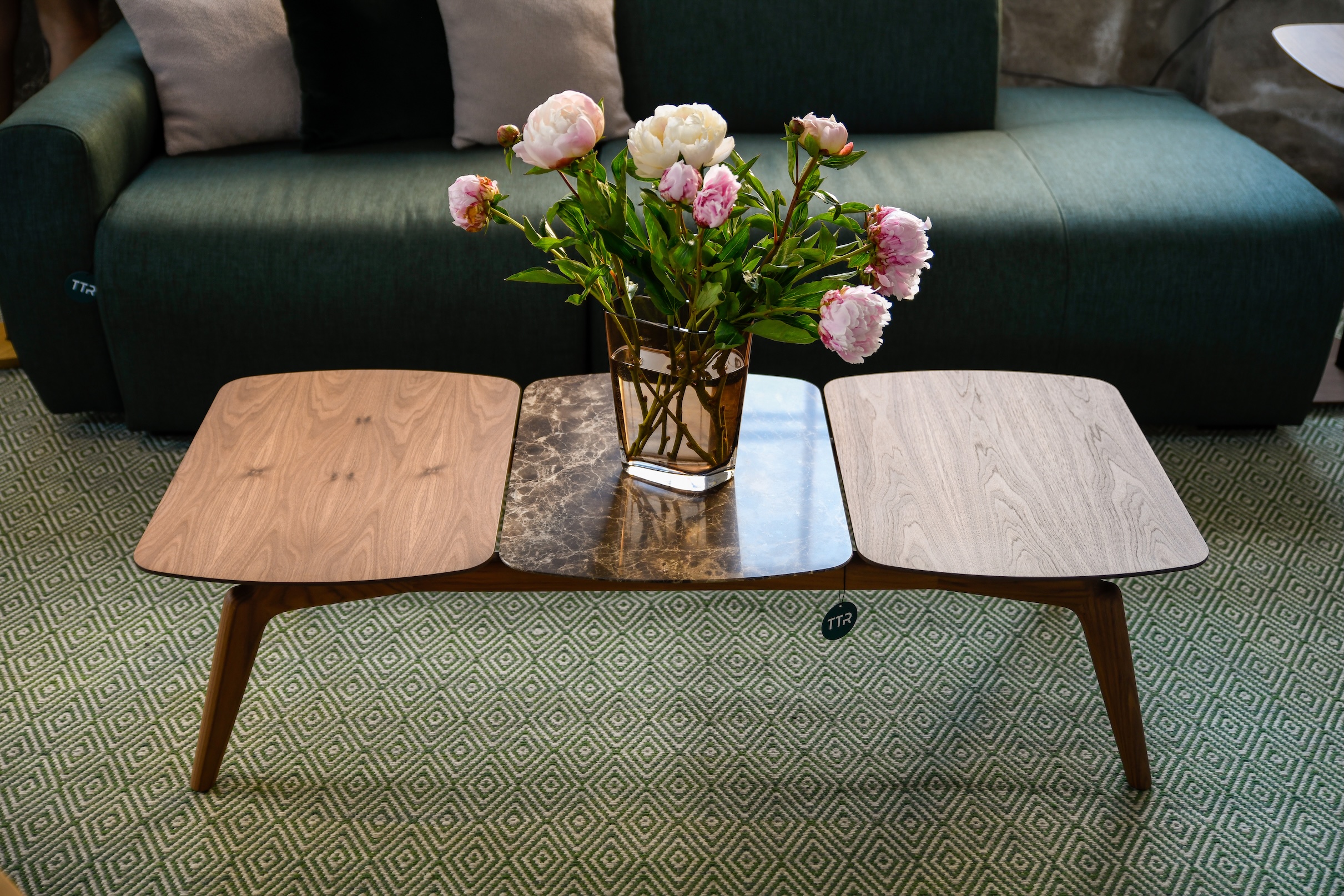 Sisustuskuva jossa kukkia maljakossa sohvapöydällä