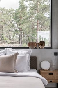 Kirkasvalo makuuhuoneessa