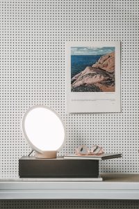 Kirkasvalo pöydällä