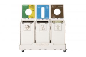 SORTAIDER SORTER -kierrätysasema avattuna, sisällä erikokoiset jäteastiat