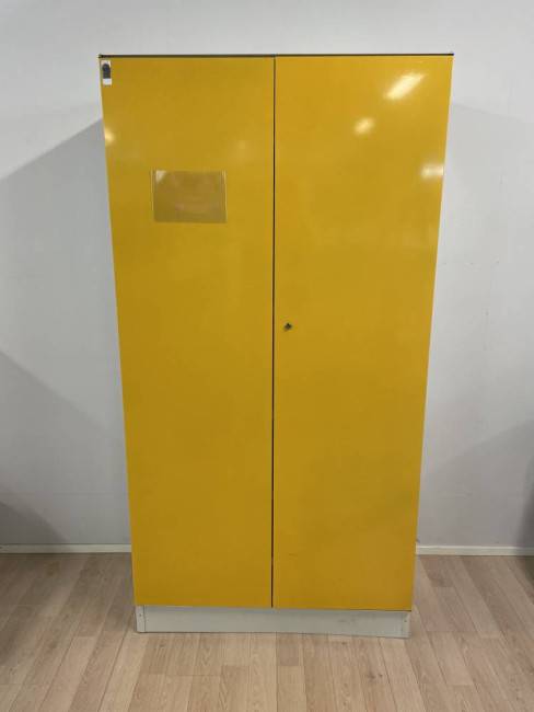 Peltikaappi hyllyill, Abloy lukko