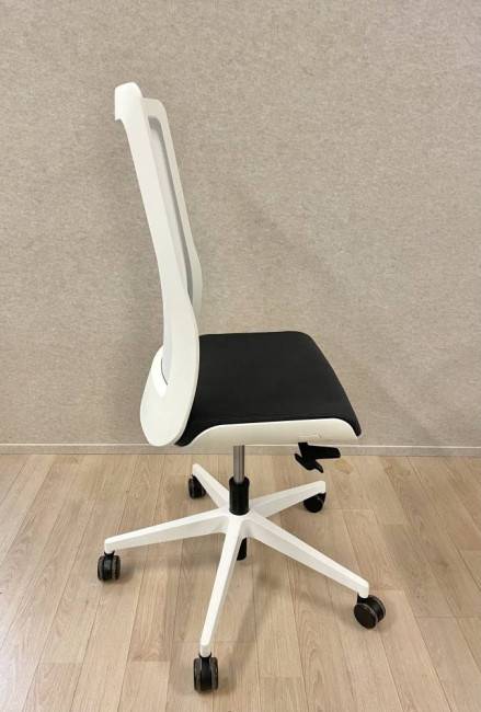 Neuvotteluryhmä,  Four Design/Wiesner Hager TUOLIT MYYTY